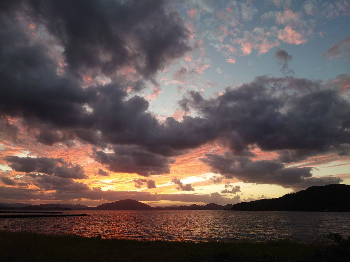 cocca_cocco's tweet photo. この景色ともお別れになるのか、、、

今日の夕焼けはとっっってもキレイ✨ https://t.co/7sS6NYnoEA