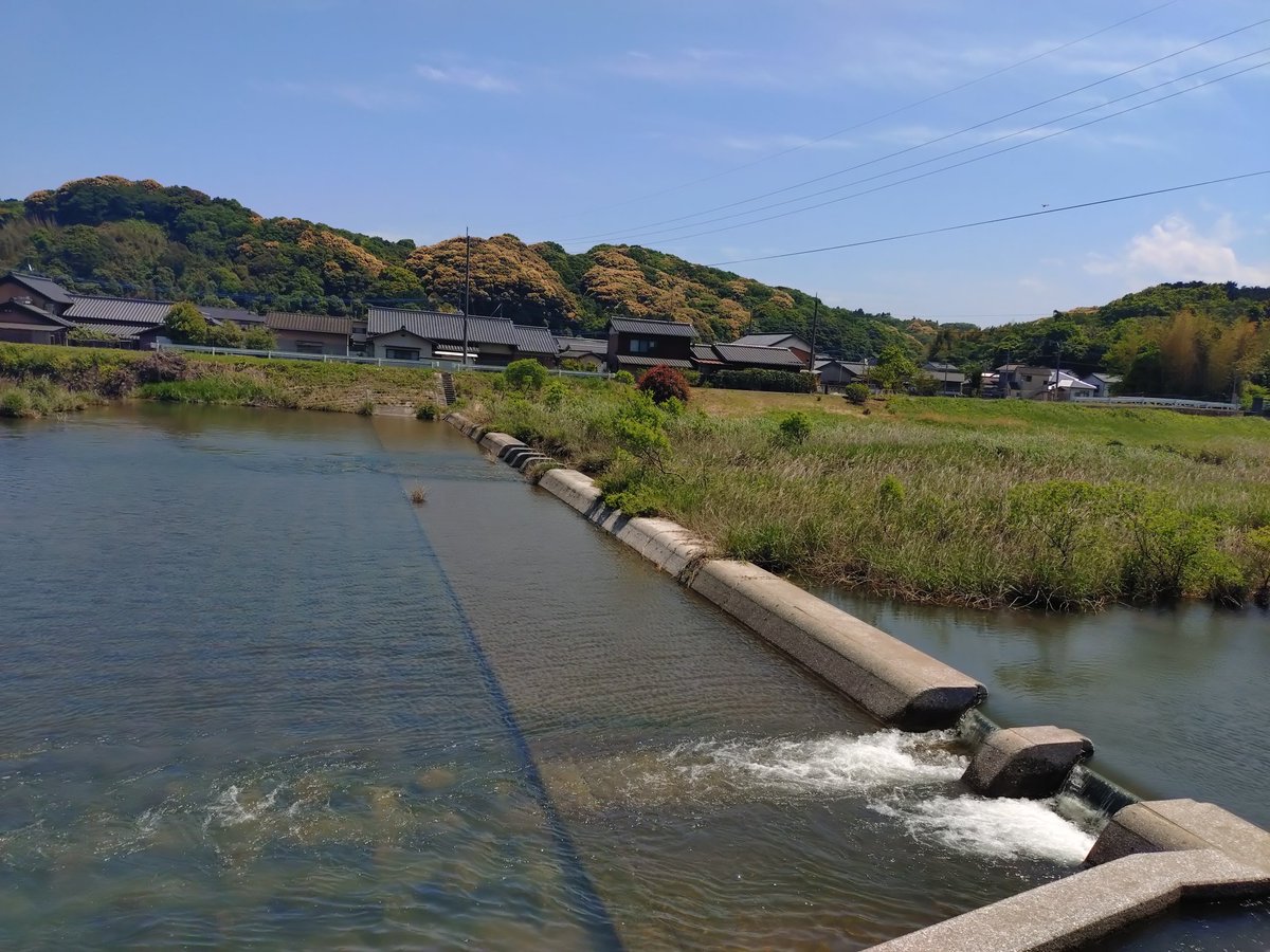 travelliveing's tweet photo. 旧藏内邸からの帰りはタクシー…は財政的に厳しいので歩き
想定より歩く速度が遅くJR1本ズレてしまった
途中までタクシーで行った方が良かったと今考えたら後悔
時間が変わっちゃったので突然暇に道の駅へ行きお買い物GWだからか焼き鳥のキッチンカーですら売り切れてた
#飛ばされがちな京築巡りの旅 https://t.co/9OwWRxyVv4