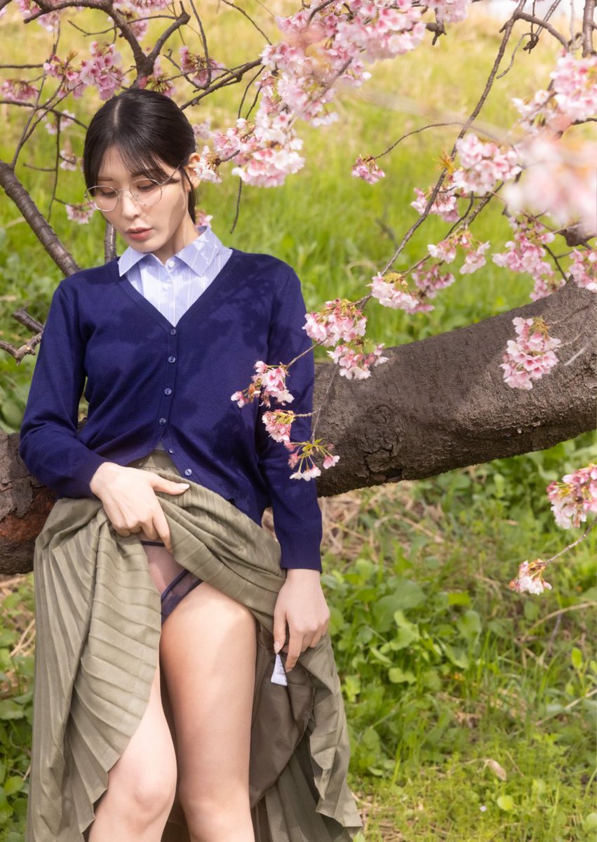 FANZA_ebook's tweet photo. ／
金松季歩写真集FANZAブックス配信記念
サイン入りチェキプレゼントキャンペーン✨
＼
元グラドルから衝撃のデビューをした金松季歩ちゃん
デジタル写真集『櫻の唄』FANZA先行独占配信がスタート🎉
https://t.co/cFFDGkc8go

これを記念して抽選で10名様に限定チェキをプレゼント📷

👇CP応募方法
①このアカウント (@FANZA_ebook )をフォロー
② 10/9 23:59までにこの投稿をリポスト
③ 当選者には後日DMが届く
@gotphotobook