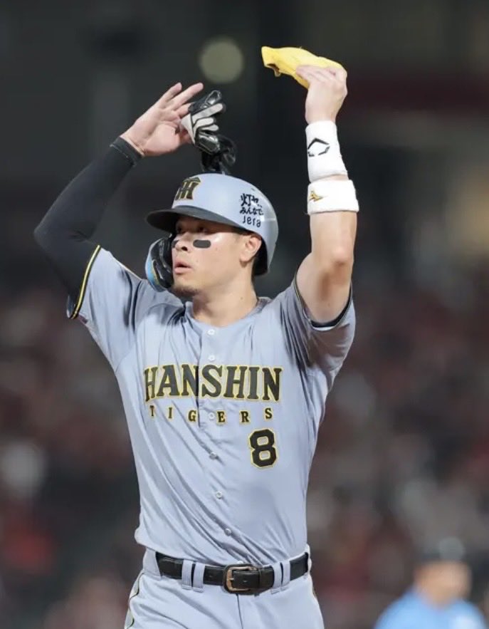 55_kosame's tweet photo. @hanshin_blog マツダスタジアムでの死球騒動で、3戦目に佐藤輝が前日に危険な球を投げられたハーンから逆転打を打った後に観客を煽った試合🏟️
ビジパフォに向かって阪神ファンを煽ってる佐藤輝が珍しかった❣️ https://t.co/RTHaFPOHbz