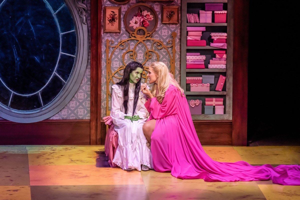 TaquillaCom's tweet photo. La magia de Oz vuelve a Madrid 💚🧙🏻‍♀️

Este sábado 3 de octubre, ‘Wicked, el Musical’ estrena su segunda y última temporada en el Nuevo Teatro Alcalá de Madrid ✨

🎟️ Ya puedes conseguir tus entradas: https://t.co/dKVZXtS7Oi https://t.co/5u15glfsqd