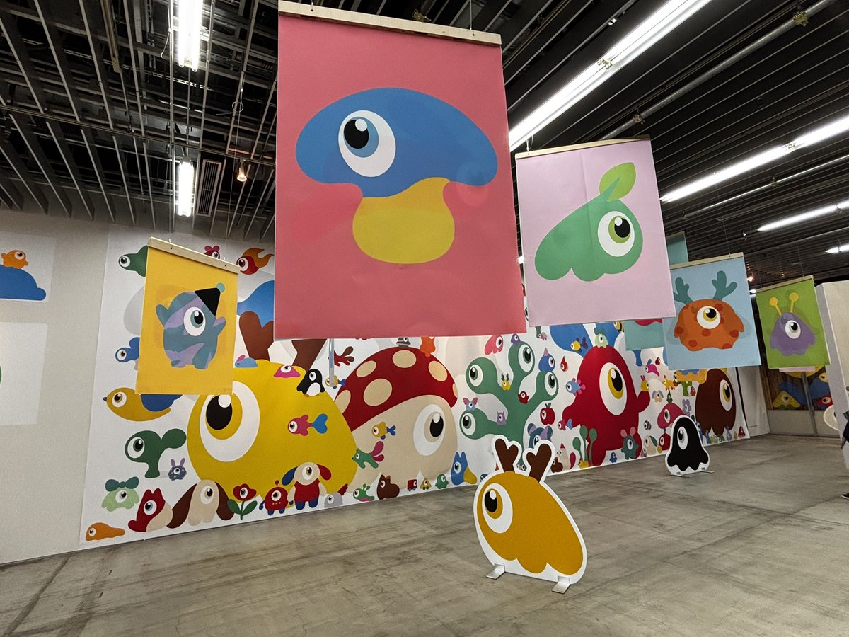 noir_Erune's tweet photo. なにわ橋で行われてる引地耕太さんの展覧会を覗いてきました。
決して広くはないスペースでしたが色とりどり独特の世界が広がっていました。
この子なんの生き物だろ？と想像しながら見ることも出来てとても面白かったです。
ちゃんと推しキャラ？も見つけましたよ（笑）
#HELLOWORLDs https://t.co/TFEzWH2Ocg