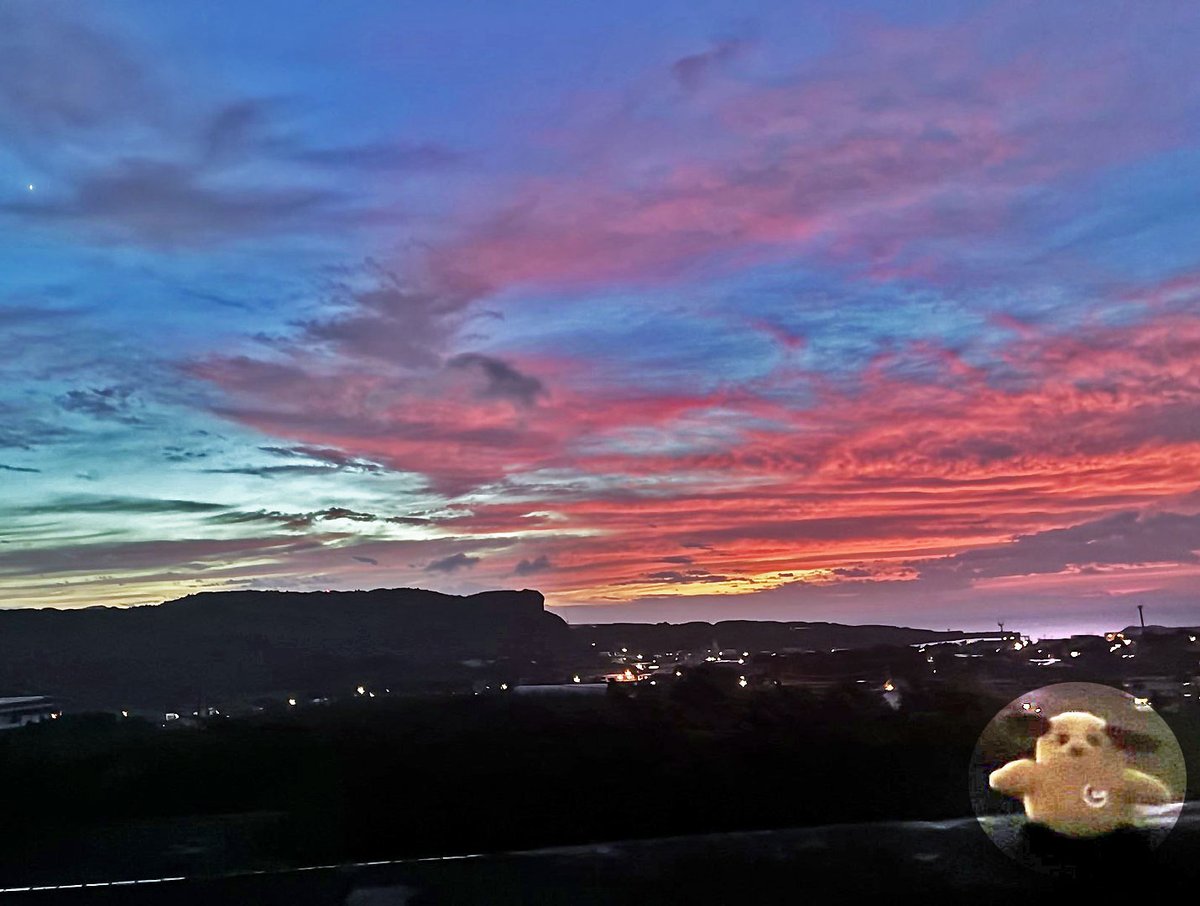 Custom_kun's tweet photo. 【カスタム君】
日本最西端、与那国島。
「申告するものはありますか？」
「夕焼けを、ひとつ。」🌅
…この美しさ、免税範囲を超えてるワン🐾

#カスタムくん　#沖縄地区税関　#日本最西端　#与那国島 https://t.co/sxcyKxanJp