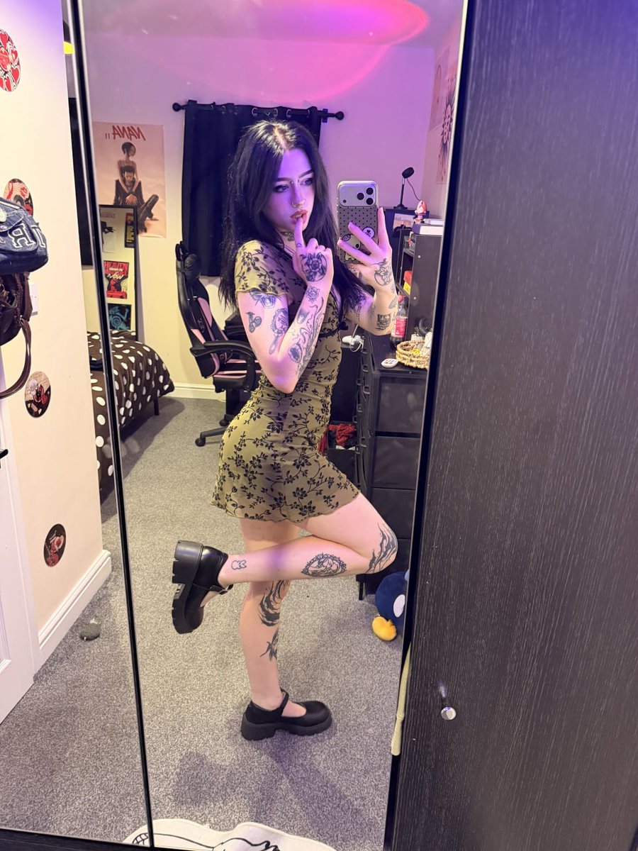 mournfulmusee's tweet photo. this dress is a hazard https://t.co/1yUB4hZyun