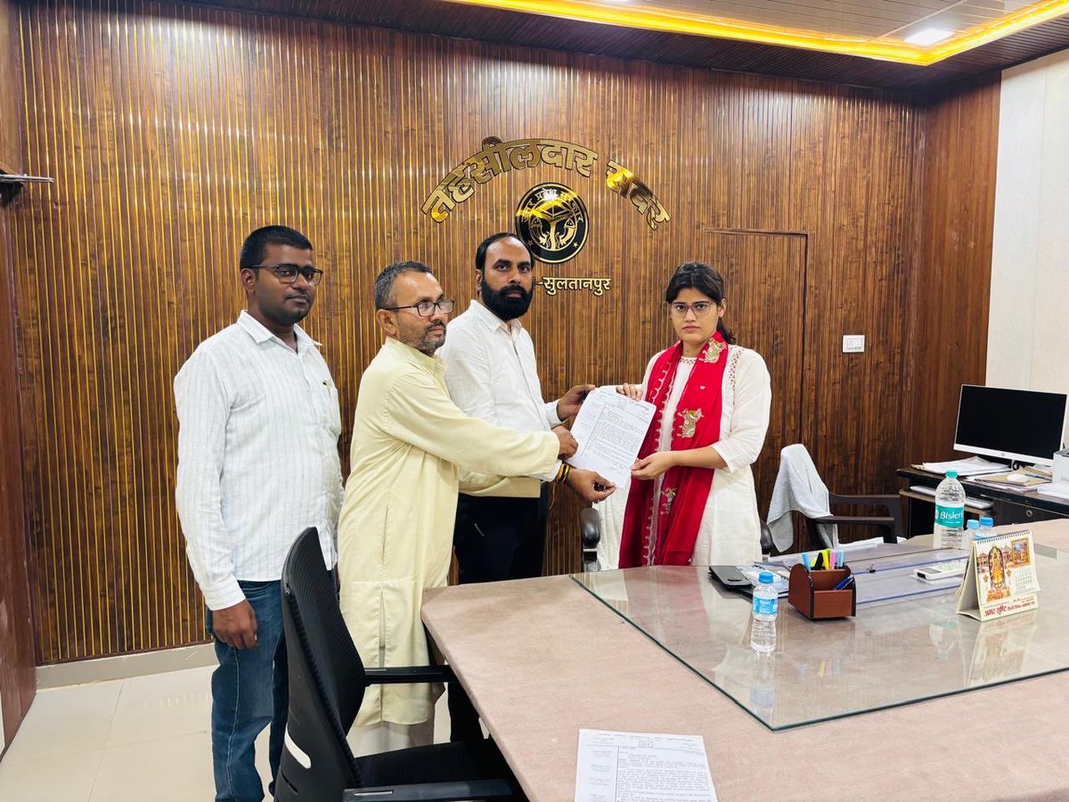 singhsunilsult's tweet photo. लेखपाल संवर्ग की लंबित एवम न्यायोचित मांगों के बाबत दिनांक 14.09.2026 को दिए ज्ञापन के क्रम में परिषद व शासन स्तर के प्रभावी कार्यवाही ना किये जाने के संबंध में संवर्ग के प्रदेश व्यापी आंदोलन के कार्यक्रम को लेकर तहसील अध्यक्ष सुनील कुमार सिंह तहसील मंत्री सर्वेंद्र पटेल व अन्य लेखपालो द्वारा श्रीमान उपजिलाधिकारी महोदय सदर सुल्तानपुर को ज्ञापन दिया गया।
#लेखपाल_की_जायज_मांगे 
#लेखपाल_की_मांग