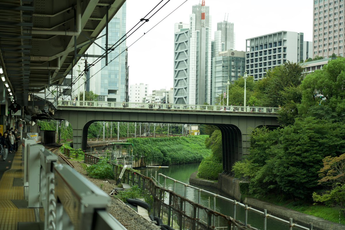 dimden's tweet photo. i really like stations where theres greenery on one side https://t.co/zt2S0GJOzs