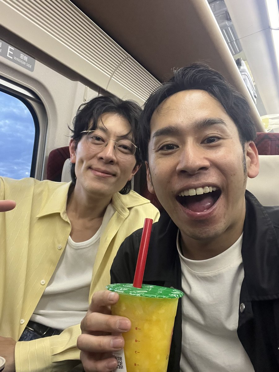 sakaikeita's tweet photo. 友達すぎて新幹線となりの席取って帰りました！！ https://t.co/O4nqrVEnFR