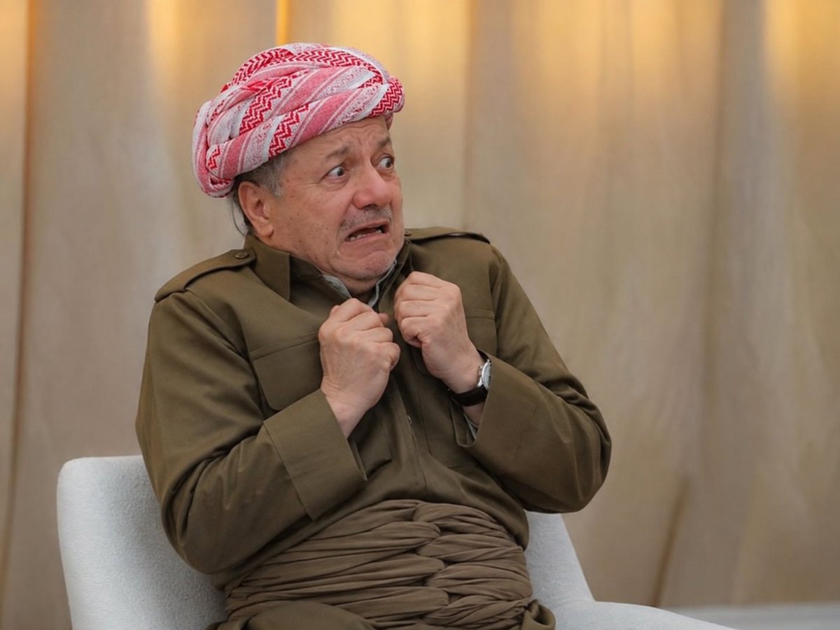 ggfdj7y's tweet photo. Bu Mesut Barzani önüne Bakacağına kameraya Bakacağına soluna bakıyor kardeşim. Nasıl bir adam bu? Tavuk mu Allah APO Aşkına https://t.co/KC8o6WnSgV