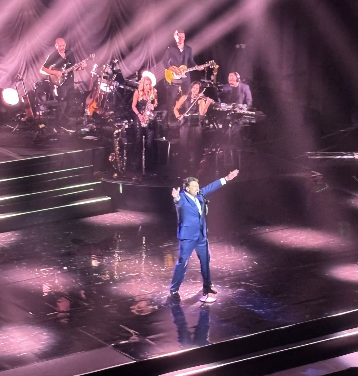 danielmatthews8's tweet photo. Last night @LondonPalladium was one of the greatest nights ever and this has been the best tour. Thank you so much to the legendary @mrmichaelball, the gorgeous and talented @lissjonesmusic and to all the amazing team. Enjoy the rest of the tour and I really look forward to seeing you soon! 🫶🏻 👏 🤘🏻 🎤

#MichaelBall #GlowTour2026