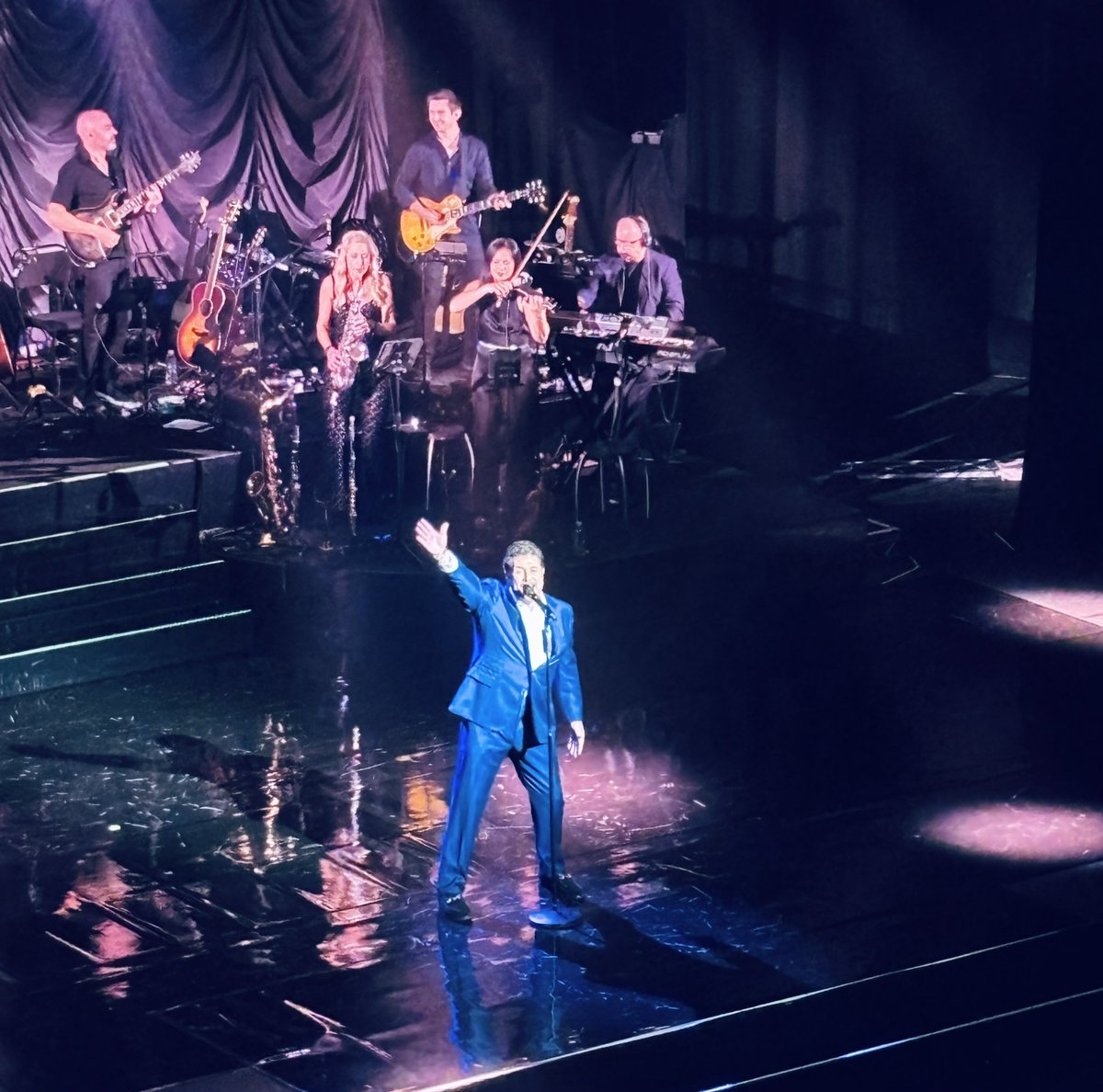 danielmatthews8's tweet photo. Last night @LondonPalladium was one of the greatest nights ever and this has been the best tour. Thank you so much to the legendary @mrmichaelball, the gorgeous and talented @lissjonesmusic and to all the amazing team. Enjoy the rest of the tour and I really look forward to seeing you soon! 🫶🏻 👏 🤘🏻 🎤

#MichaelBall #GlowTour2026