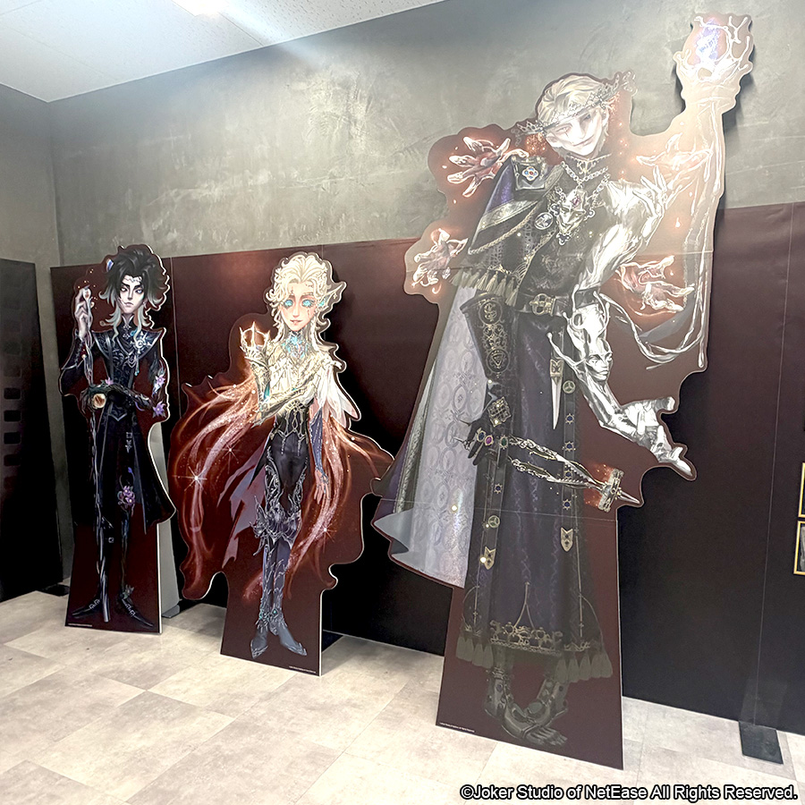 goods_fwinc's tweet photo. 【📢#IdentityV OS情報】

アニメイト池袋本店のオンリーショップでは、キャラクターのパネルを展開中✨
※周囲の装飾やスタンディ等にはお手を触れないようご注意ください

オンリーショップ開催は【10月12日(月・祝)】まで！

詳しくはこちら👇
https://t.co/UvgnALNwND

#第五人格 https://t.co/laUYxNTDnM