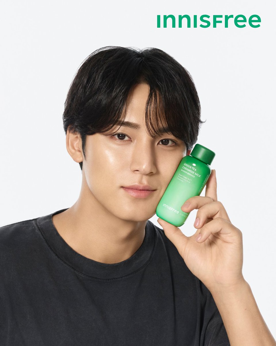 innisfreeJapan's tweet photo. Happy 1st Anniversary💚
グリーンティー セラミド ミルク エッセンストナーが誕生して1年が経ちました🎂✨

化粧水なのに、まるで乳液のようなミルキーなテクスチャー💧

イニスフリー独自のスーパーグリーンティー™*1とグリーンティーセラミド*2を配合でとろみがありながらも軽やかに肌になじみ、べたつきにくく、うるおいを感じる心地よい使用感が特長です✨

洗顔後の肌にうるおいを与えて整えるのはもちろん、乾燥が気になるこれからの季節の保湿ケアにもおすすめ。

毎日のスキンケアに取り入れやすいミルク化粧水で、うるおいに包まれるような心地よいケアを🫧

*¹ チャ葉エキス、チャ種子油（全て保湿成分）
*² セラミドNP（保湿成分）

#MINGYU #SEVENTEENMINGYU #세븐틴민규 #イニスフリー #スキンケア #ミルクトナー