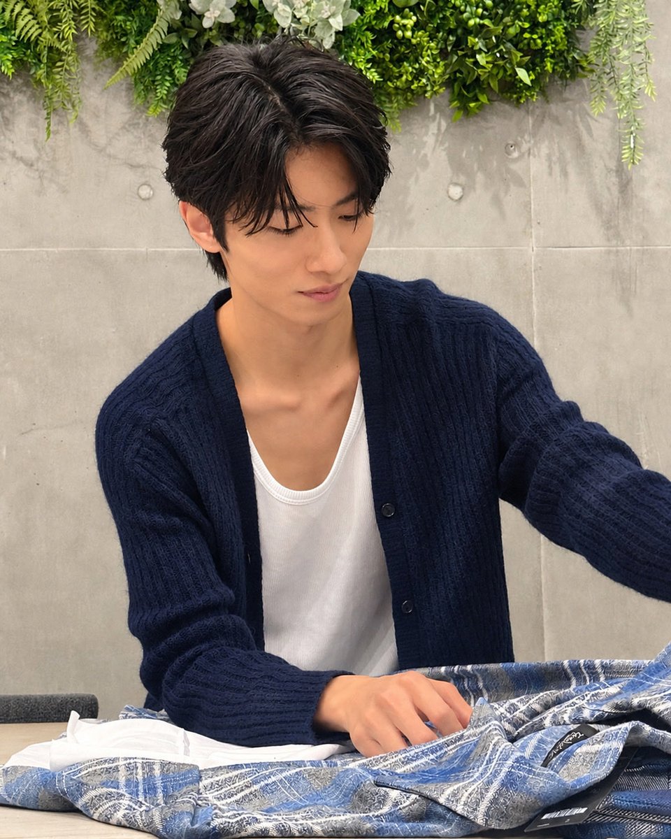 TORNADO_MART_O's tweet photo. 本日18時より申込START
KAIKI KIMURA×TORNADO MART

制作時のオフショットを公開

ご購入特典のブロマイド
アクリルスタンドは、シルエットだけをお見せします！ぜひ、お楽しみに☆

購入＆申込はコチラ
https://t.co/lMUqOhgcMs

#TORNADOMART #トルネードマート #木村魁希 https://t.co/CUvsW1pYre