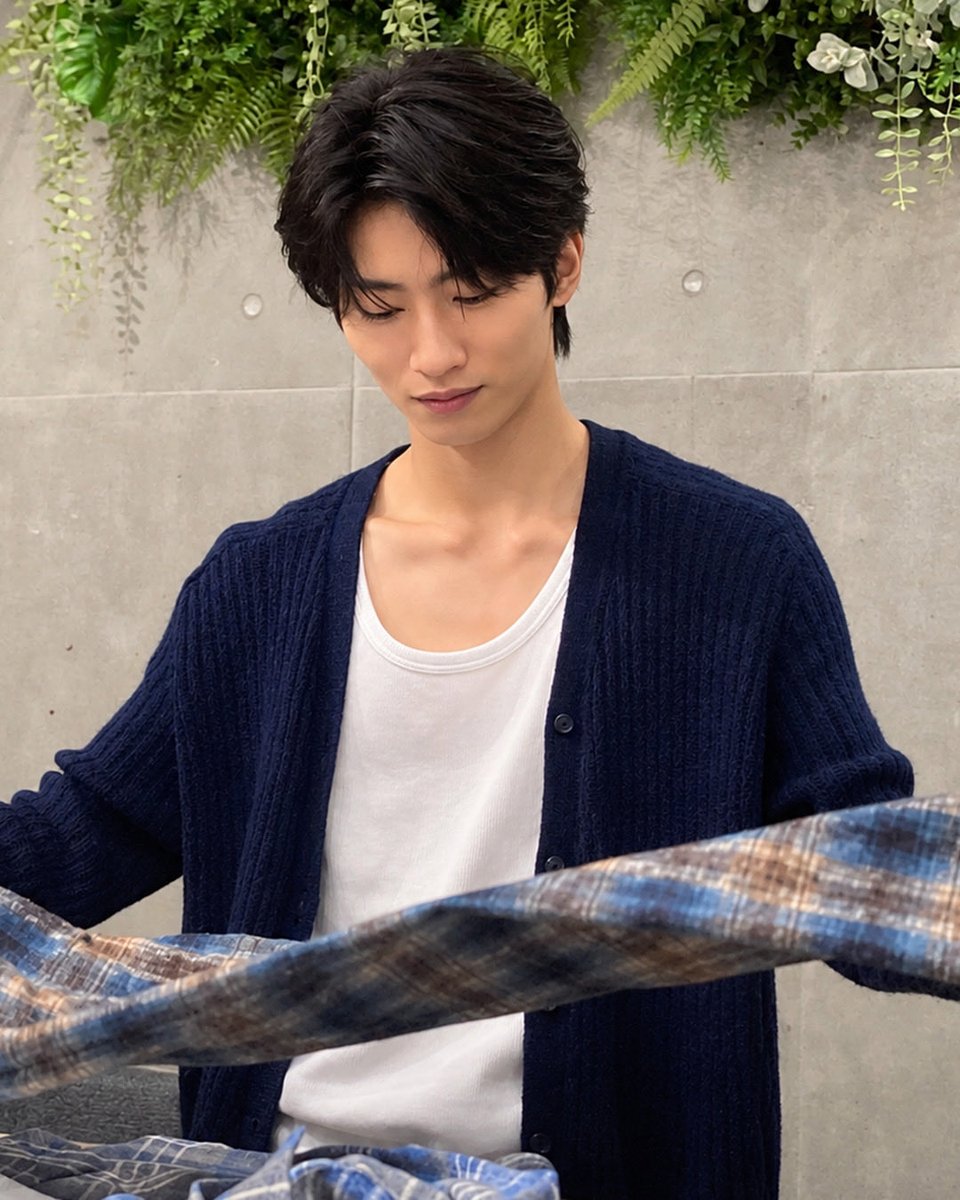 TORNADO_MART_O's tweet photo. 本日18時より申込START
KAIKI KIMURA×TORNADO MART

制作時のオフショットを公開

ご購入特典のブロマイド
アクリルスタンドは、シルエットだけをお見せします！ぜひ、お楽しみに☆

購入＆申込はコチラ
https://t.co/lMUqOhgcMs

#TORNADOMART #トルネードマート #木村魁希 https://t.co/CUvsW1pYre
