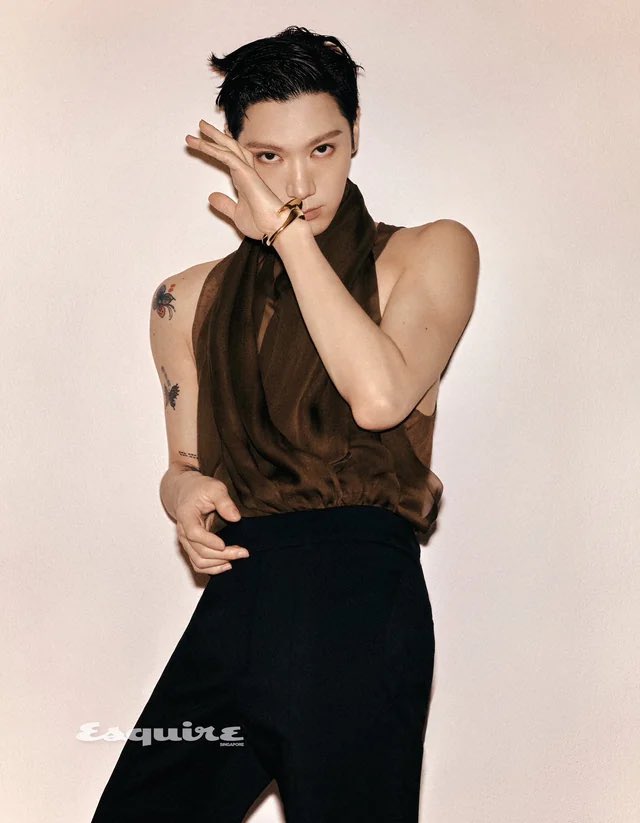 thisispxwer's tweet photo. เส้นทางของ #SaintLaurentxTEN 💜🖤

2022
Jul - แบรนด์ส่งการ์ดเชิญมา(ตอนติดล็อคดาวน์) แบบไม่มีสัญญาณอะไรมาก่อน

2023 
Jan - ไปแฟชั่นโชว์ Saint Laurent ครั้งแรก 1ในแขก200คนจากทั่วโลกที่สื่อเขียนว่าอทนเลือกรายชื่อเอง คนแรกของวงที่ไป PFW คนแรกและคนเดียวของค่ายตอนนั้นที่ร่วมงานกับแบรนด์
May - เป็น main event เปิด pop up store
Jun - ไปแฟชั่นโชว์ที่ Berlin ลุคแม่หม้ายแตกแตน

2024
Mar - ไปแฟชั่นโชว์ที่ปารีส กลับมาประกาศตำแหน่ง
Apr - ไปอีเว้นที่สิงคโปร์

2025
Jan - ไปแฟชั่นโชว์ที่ปารีส รายชื่อแขกมี57คน เอเชียคนเดียว

2026
Jan - ไปแฟชั่นโชว์ที่ปารีส
Sep - ไปแฟชั่นโชว์ที่ปารีส #TENforYSLPFW27 อำลาอทน

ระหว่างนั้นก็มีถ่ายแม็กกาซีนไทย เกา สคป ถ่ายนั่นนี่ ส่งของมาตลอดก็ลงบ้างไม่ลงบ้าง ติสต์อ่ะ แต่ต้องยอมรับว่าน้องเข้ากับแบรนด์มาก และอยู่ยาวจนเหลือเชื่อแม้มตจะชงเลิกประจำ 55555555555
