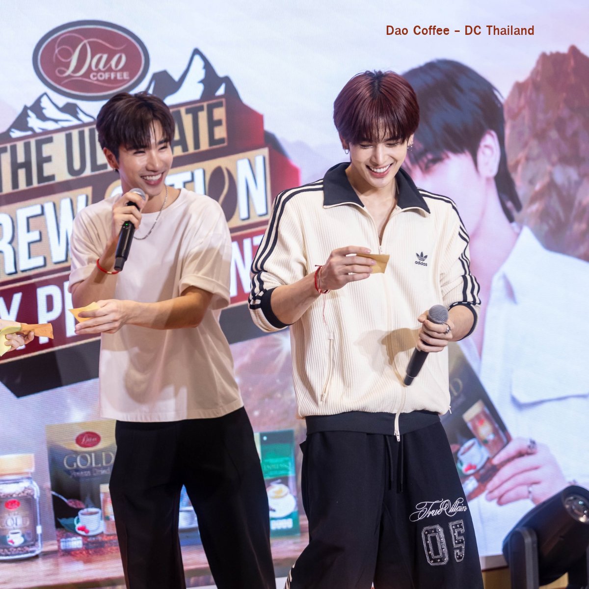 dao_dcthailand's tweet photo. วันนี้พี่ดาวพาความสดใสมาแจกทุกคนค่าาา
#exclusivemeetingbydaocoffeexperthsanta
#daocoffeexperthsanta
#daocoffee
#daocoffee_thailand
#perthsanta https://t.co/g0HInAxaW3