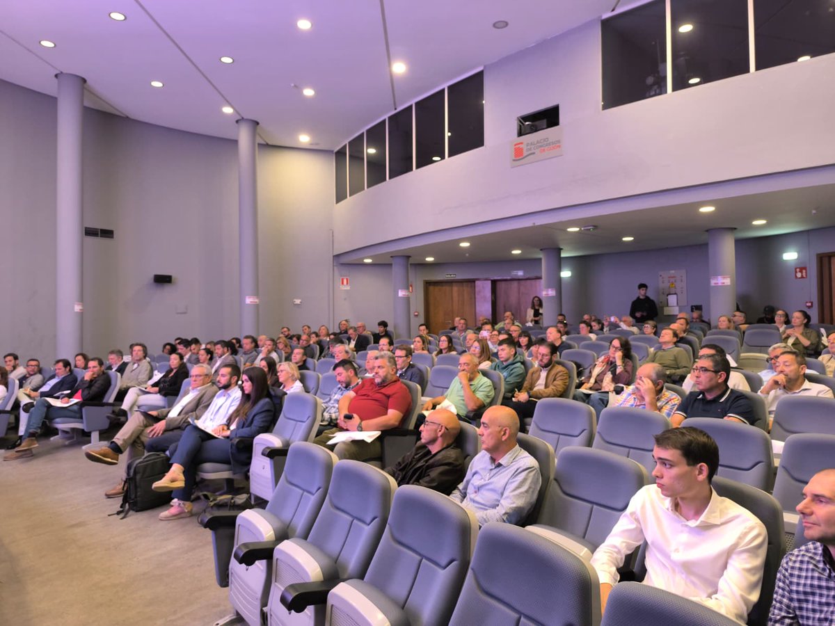 ASETRApress's tweet photo. 📍Continúa la ponencia sobre el #DeCA.
Los asistentes siguen con atención las explicaciones de los ponentes sobre los requisitos normativos, las operativas de control y el régimen sancionador. 🚛📲
#ASETRA #CETMAsturias #CETM #TransportePorCarretera #TransporteDeMercancias https://t.co/ej76BoRA85