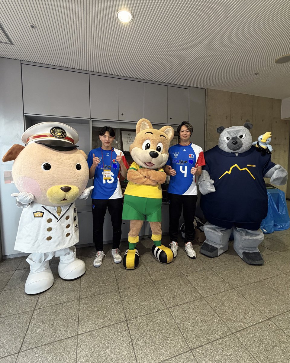 CHIBA_DOT's tweet photo. KEIYO TEAM6+に所属する、バルドラール浦安のホームゲームに橋本大海・剱吉陽太の２選手が訪問❗
当日の試合は見事、バルドラール浦安の勝利✨
荒川選手、東出選手と写真を撮らせていただきました📷
浦安D-Rocksの金選手、佐々木選手とも写真撮影をさせていただくなどチーム間の交流も実現しました👏 https://t.co/YXXmnhDZqY