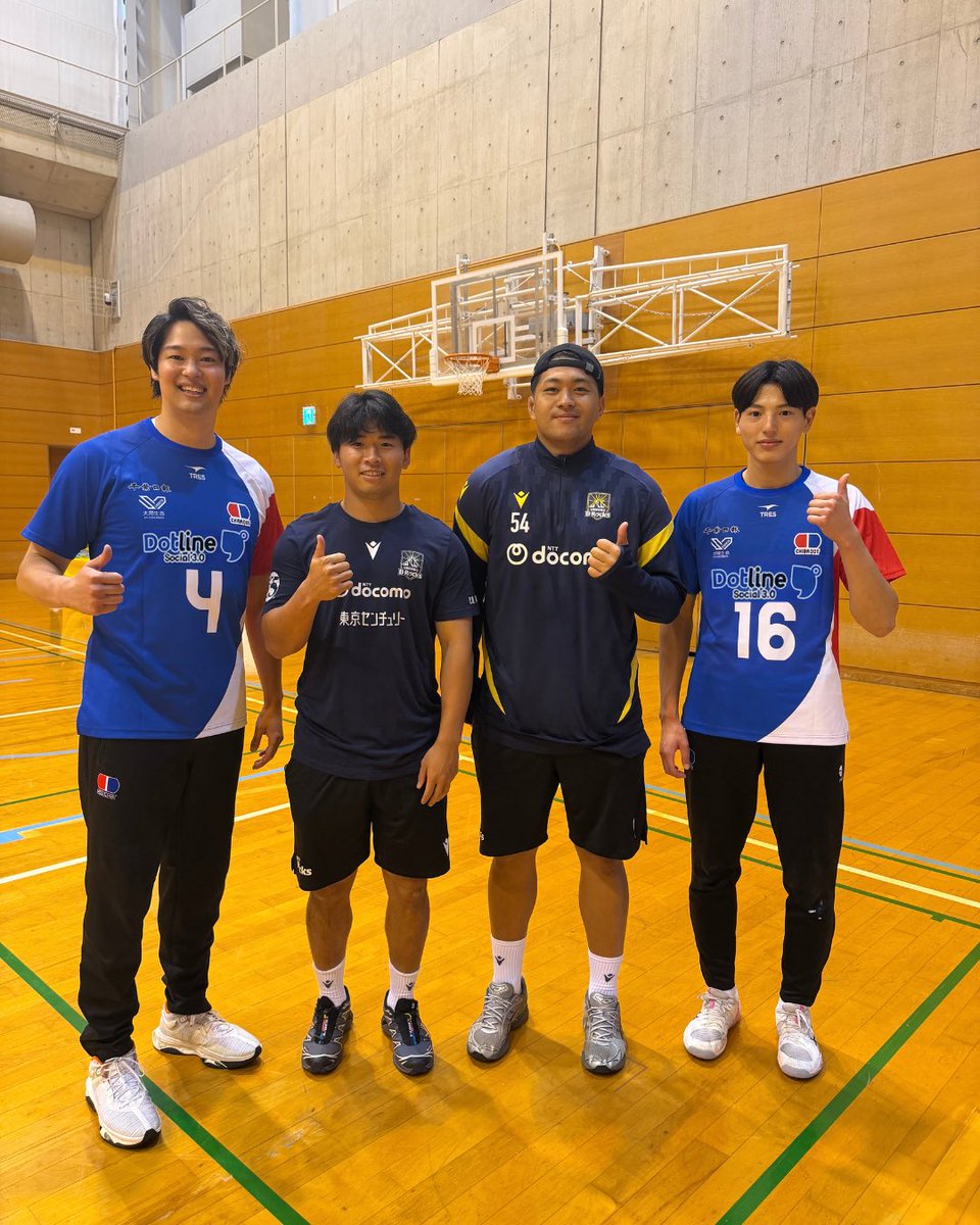 CHIBA_DOT's tweet photo. KEIYO TEAM6+に所属する、バルドラール浦安のホームゲームに橋本大海・剱吉陽太の２選手が訪問❗
当日の試合は見事、バルドラール浦安の勝利✨
荒川選手、東出選手と写真を撮らせていただきました📷
浦安D-Rocksの金選手、佐々木選手とも写真撮影をさせていただくなどチーム間の交流も実現しました👏 https://t.co/YXXmnhDZqY