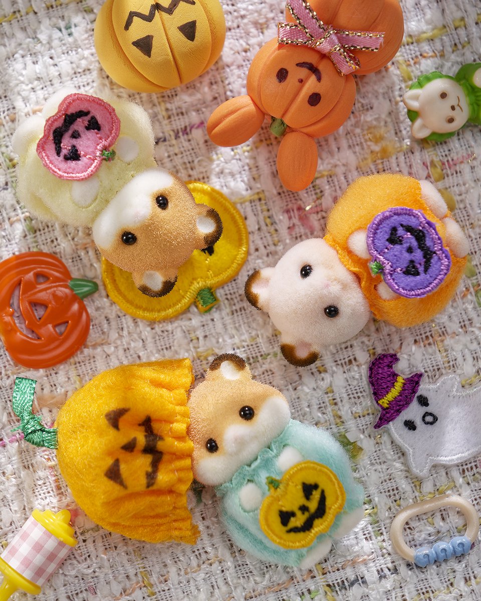 SylvanianJP's tweet photo. ハムスターのみつごちゃんたちが、ハロウィンのお昼寝アートに挑戦🎃

ハロウィンの楽しそうな雰囲気が出ていて、とってもかわいいですね✨

#シルバニアファミリー #シルバニア
#ハロウィン #halloween #trickortreat
#お昼寝アート #シルバニア赤ちゃん https://t.co/QESTjAjOUb
