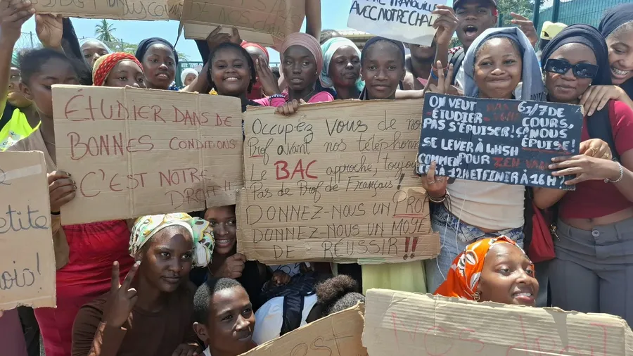 la1ere's tweet photo. 🟡Mayotte : "Le bac approche, toujours pas de prof de français", des élèves bloquent le lycée de Bandrélé ce vendredi matin

➡️Les élèves ont entamé un blocage de l'établissement et y affichent leurs revendications.

💻📲https://t.co/Dple4dQ9fF https://t.co/IhjhU4OIMP
