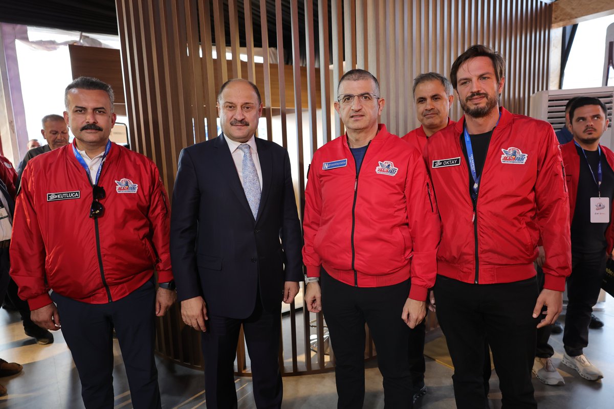 sanliurfabld's tweet photo. 🚀 TEKNOFEST GÜNEYDOĞU’DA BÜYÜK HEYECAN TÜM HIZIYLA SÜRÜYOR!

TEKNOFEST Güneydoğu 2026 kapsamında Şanlıurfa’da teknoloji ve inovasyon heyecanı tüm hızıyla devam ediyor.

Şanlıurfa Büyükşehir Belediye Başkanımız Mehmet Kasım Gülpınar, Baykar Teknoloji Genel Müdürü (CEO), TÜBİTAK Yönetim Kurulu Üyesi ve Türkiye Teknoloji Takımı Vakfı (T3 Vakfı) Mütevelli Heyeti Başkanı Haluk Bayraktar ile TEKNOFEST alanında bir araya geldi.

Sayın Bayraktar, TEKNOFEST alanında gerçekleştirilen çalışmalara ve verilen desteklere katkılarından dolayı Başkanımız Mehmet Kasım Gülpınar’a teşekkürlerini iletti.

Şanlıurfa’da teknoloji, gençlik ve geleceğin heyecanı TEKNOFEST’te buluşuyor. 🚀🇹🇷

@BaykarTech @haluk @teknofest