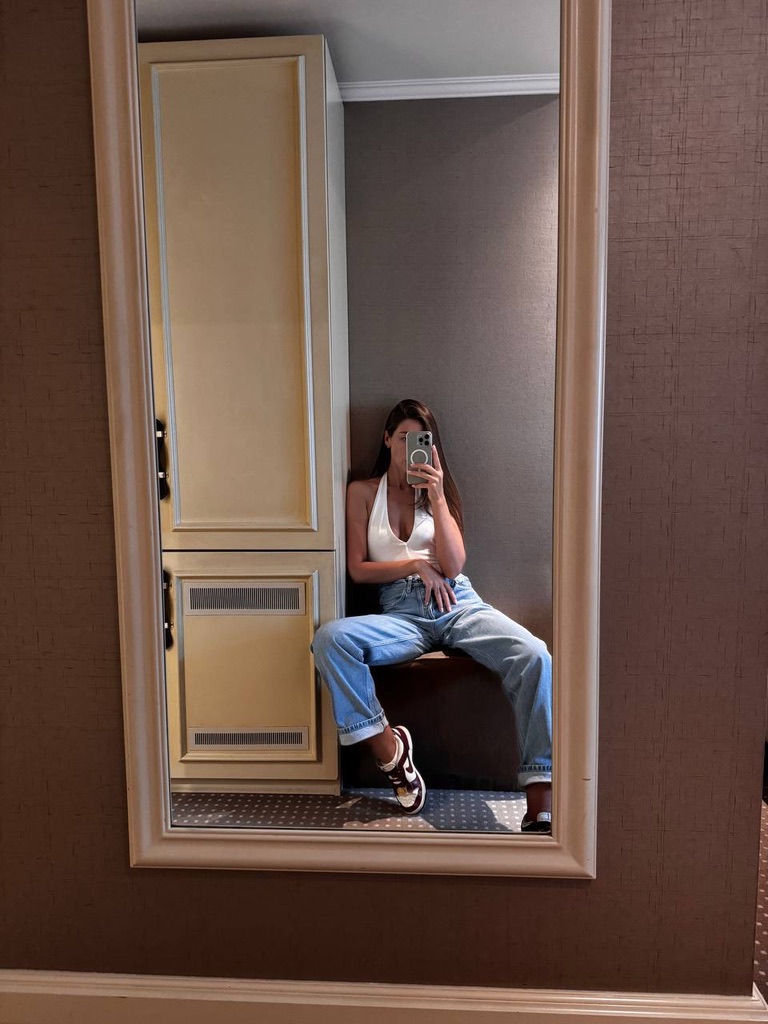 lenaschulz_de's tweet photo. dieses weiße halterneck top hält kaum noch was und mein slip unter den jeans klebt schon vor geilheit https://t.co/pxhxIbYo3E