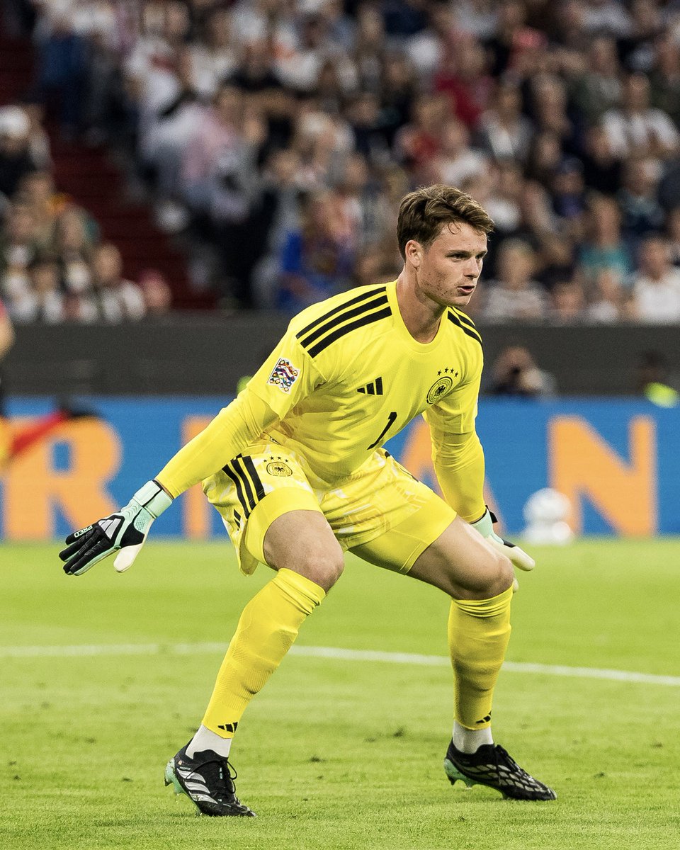 FCBayernEN's tweet photo. Clean sheet on his first team debut 👏

Well played, Jonas Urbig! 🧤🇩🇪 https://t.co/jj9CFhZlV1