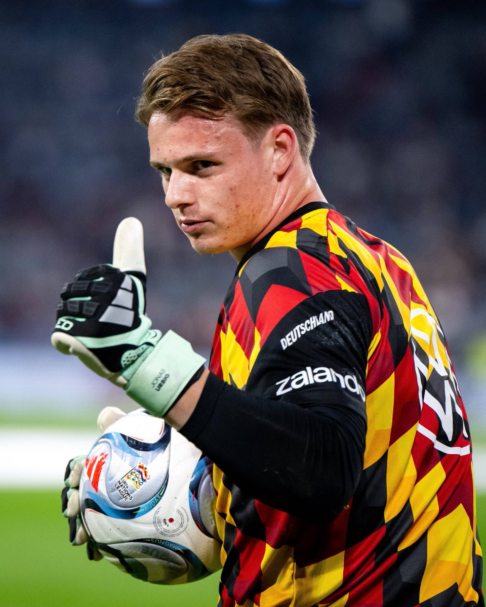 FCBayernEN's tweet photo. Clean sheet on his first team debut 👏

Well played, Jonas Urbig! 🧤🇩🇪 https://t.co/jj9CFhZlV1