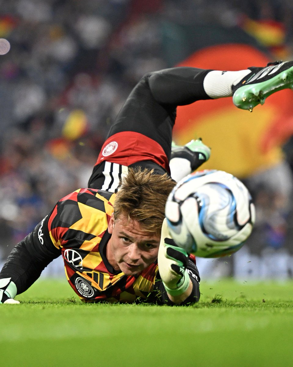 FCBayernEN's tweet photo. Clean sheet on his first team debut 👏

Well played, Jonas Urbig! 🧤🇩🇪 https://t.co/jj9CFhZlV1