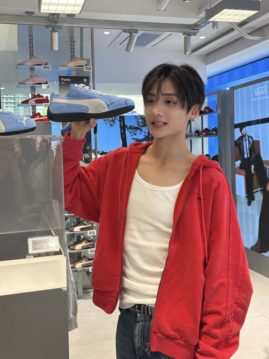 musinsaofficial's tweet photo. #이벤트 기쁘다 무신사 킥스 홍대에 상원 오셨네..💙

무신사 킥스 홍대에 알파드라이브원 상원의 강림!
직접 상원님이 방문해 주셨습니다..🫶
여러분도 무신사 킥스 홍대에 방문해 상원님의 방문 흔적을 찾아보세요!!!

RT 및 인용으로 무신사 킥스 홍대 인증샷 업로드 해주신 열 분을 추첨해 무신사 x 푸마 제품을 드립니다📸

✔️이벤트 참여 방법
1. 무신사 트위터 팔로우
2. 해당 게시글 리트윗 + 인용으로 무신사 킥스 홍대 인증샷 업로드 하기

💙이벤트 기간 : 10.02(금) - 10.11(일)
💙당첨자 발표 : 10.13(화)
💙당첨 인원 : 10명
💙당첨 선물 (사이즈 선택)
푸마 스피드캣 데콘 SD - 팀 라이트 블루:프로스티드 아이보리 / 410473-03

⚠️이벤트 유의사항
＊당첨자 발표는 개별 DM 및 게시물 답글로 안내합니다.
＊RT를 확인하기 어려운 비공개 계정은 당첨되지 않습니다.
＊상품 당첨 안내를 위한 메세지 창이 비활성화 되어 있을 경우 당첨되지 않습니다.
＊이벤트 당첨자에 한해 해당 이벤트 발표 및 상품 제공 과정에서 개인정보 열람이 있을 수 있습니다.
＊상품 배송 시 해외 배송은 불가합니다.
＊이벤트 당첨자 발표일 전 팔로우 취소 시 당첨이 취소될 수 있습니다.
＊랜덤 방식을 통해 당첨자를 추첨합니다.
＊수집된 개인정보는 동의 받은 목적 외 목적으로는 이용되지 않습니다.
＊콘텐츠 도용, 다중 계정 중복 참여 등 부정 참여 확인 시 당첨 대상에서 제외되며, 당첨 이후에도 취소될 수 있습니다.

#무신사 #MUSINSA #알파드라이브원 #AD1 #상원 #푸마