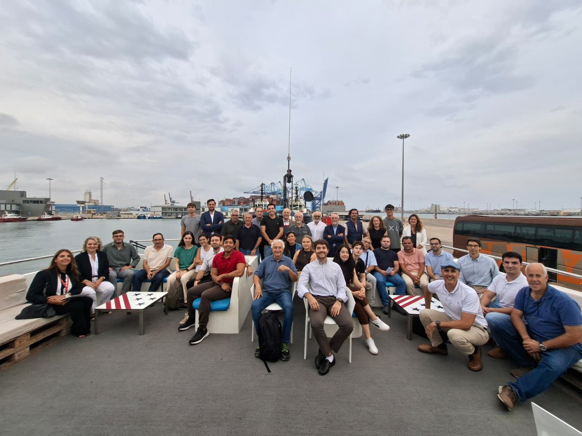 FValenciaport's tweet photo. 💡 Este miércoles acogimos en nuestras instalaciones la jornada "Descubre el Puerto de Valencia desde la ingeniería: presente, futuro y oportunidades de carrera", un encuentro dedicado a analizar el papel clave de la ingeniería en el desarrollo y la transformación del sector portuario.

ℹ️ La apertura corrió a cargo de Francesc Sánchez, subdirector de Transformación Digital e Innovación de @AutPortValencia  y presidente de la Fundación Valenciaport, quien presentó las grandes magnitudes que consolidan al Puerto de Valencia como motor económico, logístico e industrial de la Comunitat Valenciana.

Josep Sanz Argent, director de Transición Energética y Sostenibilidad, y Carolina Navarro Correcher, directora de Economía Azul de la Fundación, abordaron los perfiles, proyectos y oportunidades profesionales de los ingenieros en los entornos portuarios.

Por su parte, Ana Rumbeu, directora de Formación de la Fundación Valenciaport, expuso las vías de especialización y desarrollo profesional disponibles para impulsar el talento en el sector.

La jornada concluyó con una visita en barco para conocer de primera mano la operativa y el funcionamiento del recinto portuario. ⚓ 🚢

#FundacionValenciaport #Valenciaport #IngenieriaPortuaria #TalentoPortuario #EconomiaAzul #TransicionEnergetica #Formacion #LogisticaPortuaria #ComunitatValenciana