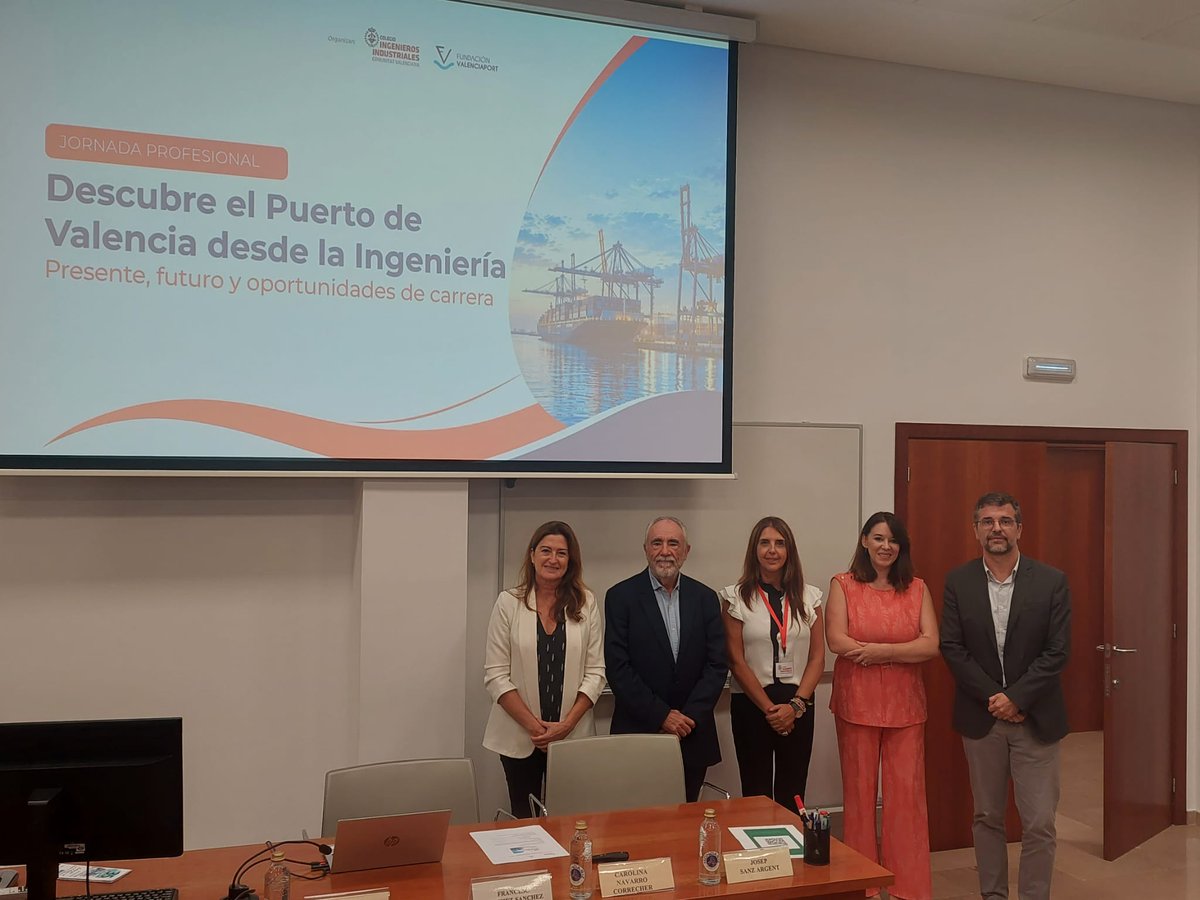 FValenciaport's tweet photo. 💡 Este miércoles acogimos en nuestras instalaciones la jornada "Descubre el Puerto de Valencia desde la ingeniería: presente, futuro y oportunidades de carrera", un encuentro dedicado a analizar el papel clave de la ingeniería en el desarrollo y la transformación del sector portuario.

ℹ️ La apertura corrió a cargo de Francesc Sánchez, subdirector de Transformación Digital e Innovación de @AutPortValencia  y presidente de la Fundación Valenciaport, quien presentó las grandes magnitudes que consolidan al Puerto de Valencia como motor económico, logístico e industrial de la Comunitat Valenciana.

Josep Sanz Argent, director de Transición Energética y Sostenibilidad, y Carolina Navarro Correcher, directora de Economía Azul de la Fundación, abordaron los perfiles, proyectos y oportunidades profesionales de los ingenieros en los entornos portuarios.

Por su parte, Ana Rumbeu, directora de Formación de la Fundación Valenciaport, expuso las vías de especialización y desarrollo profesional disponibles para impulsar el talento en el sector.

La jornada concluyó con una visita en barco para conocer de primera mano la operativa y el funcionamiento del recinto portuario. ⚓ 🚢

#FundacionValenciaport #Valenciaport #IngenieriaPortuaria #TalentoPortuario #EconomiaAzul #TransicionEnergetica #Formacion #LogisticaPortuaria #ComunitatValenciana