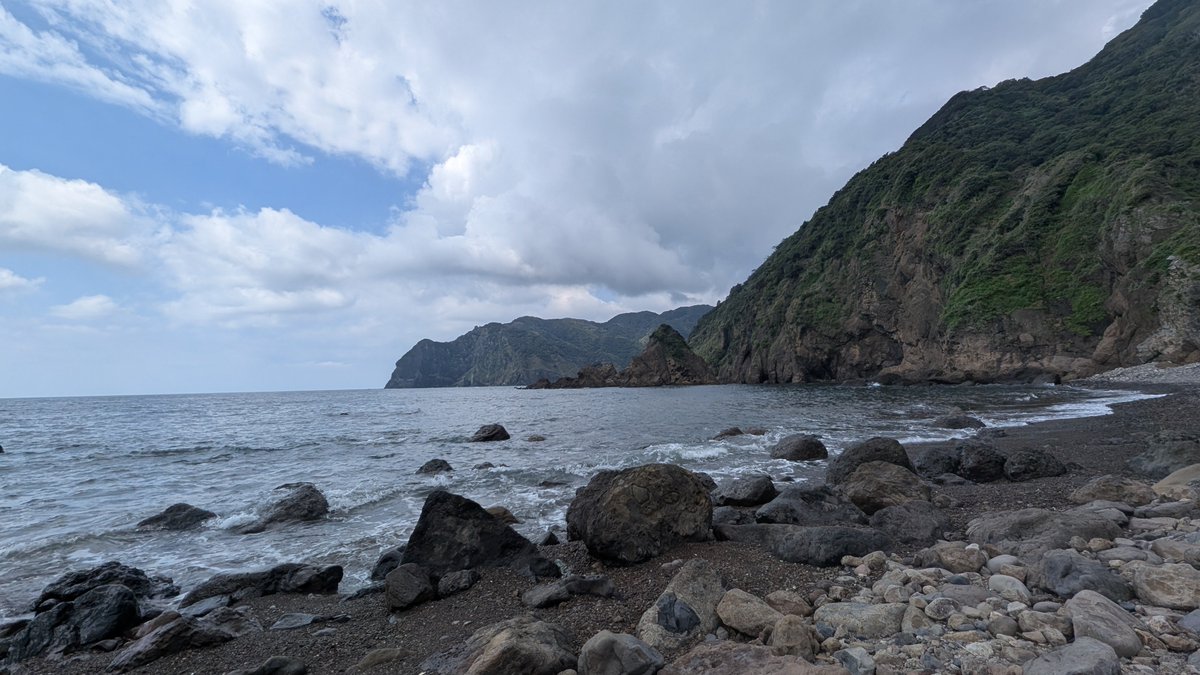 kame202's tweet photo. 富戸の浜　下田
噂通りのゴミの浜でした。
駐車場から50分くらい歩かないと行けないので誰もいません。
ゆっくりぼーっ��したいならおすすめ。 https://t.co/CKT6GqOV84