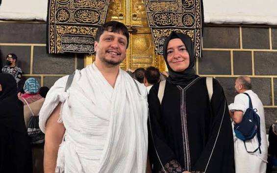 ersoydede's tweet photo. İLK 163 MİLYON NEREDEN GELDİ?

Herkes Fatma BSK’nın kazanç hanesindeki 2,2 milyarı konuşuyor.. Gelin bugün biz başka bir rakamın peşine düşelim..

Çünkü bence ortada cevaplanması gereken çok daha basit bir soru var:
İlk 163 milyon lira nereden geldi?

Fatma BSK ile eşi İlyas Kaya, Nisan 2026’da Özata Denizcilik başta olmak üzere hisse işlemlerine toplam yaklaşık 163 milyon lira koydu. 

Sonrasında bu işlemlerden milyarlarca liralık satış geliri elde ettiler..  Bu rakamlar henüz kamuoyuna açıklanmış MKK veya aracı kurum kayıtlarıyla kesinleştirilmiş değil. Ama 163 milyon liralık başlangıç sermayesi iddiası doğru.. Milyarlık kazançtan önce cevaplanması gereken soru tam da bu..
Çünkü 163 milyon lira, Türkiye’de milyonlarca insanın yalnızca tasarruf ederek ulaşamayacağı büyüklükte bir para.
Burada evden, arabadan, insanın oturduğu konuttan söz etmiyoruz. Çocuğun eğitimi için ayrılmış paradan da söz etmiyoruz. Bir sermaye piyasası yatırımında riske atılabilecek 163 milyon liralık nakit veya likit servetten söz ediyoruz.
Aradaki fark önemli.
Çünkü bir insanın 163 milyon liralık malvarlığı bulunması başka şeydir; “Bu parayı kaybetme ihtimalini göze alıyorum” diyerek 163 milyon lirayı bir yatırım işlemine tahsis edebilecek mali güce sahip olması başka şeydir.
O nedenle ben şimdilik 2 milyar lirayı konuşmuyorum.
Hissenin neden alındığını da sormuyorum.
Kimden bilgi alındığını, ne zaman satıldığını, fonların ne yaptığını da sonraya bırakıyorum.
Ben sıfır noktasını merak ediyorum:
İlk 163 milyon nereden geldi?
Maaştan mı birikti?
Ticari kazançtan mı geldi?
Gayrimenkul mü satıldı?
Başka yatırımlardan mı kazanıldı?
Miras mı kaldı?
Borç mu alındı?
Eğer borçsa kim verdi?
Eğer yılların tasarrufuysa hangi gelirlerden oluştu?
Bunların hepsinin son derece meşru cevapları olabilir. Varsa açıklanır ve bu tartışmanın o bölümü kapanır.
Çünkü mesele zengin olmak değil. Zenginlik suç değildir. Yüksek miktarda yatırım yapmak da suç değildir.
Ama kamuoyunda böylesine büyük bir sermaye piyasası işlemi tartışılıyorsa ve söz konusu kişi eski bir bakan ve yakın zamana kadar iktidar partisinin üst düzey yöneticilerinden biriyse, başlangıç sermayesinin kaynağını sormak gazeteciliğin en doğal sorularından biridir.
Türkiye bugün 163 milyon liraya nasıl ulaşıldığını değil, 163 milyonun nasıl milyarlara dönüştüğünü tartışıyor.
Ben bir adım geriye gidiyorum.
Milyarlara sonra bakalım.
Önce masaya konulan ilk 163 milyon lirayı konuşalım.
Çünkü bazen bir hikâyenin en önemli kısmı sonunda kazanılan para değil, oyuna girerken masaya konulan ilk paradır.