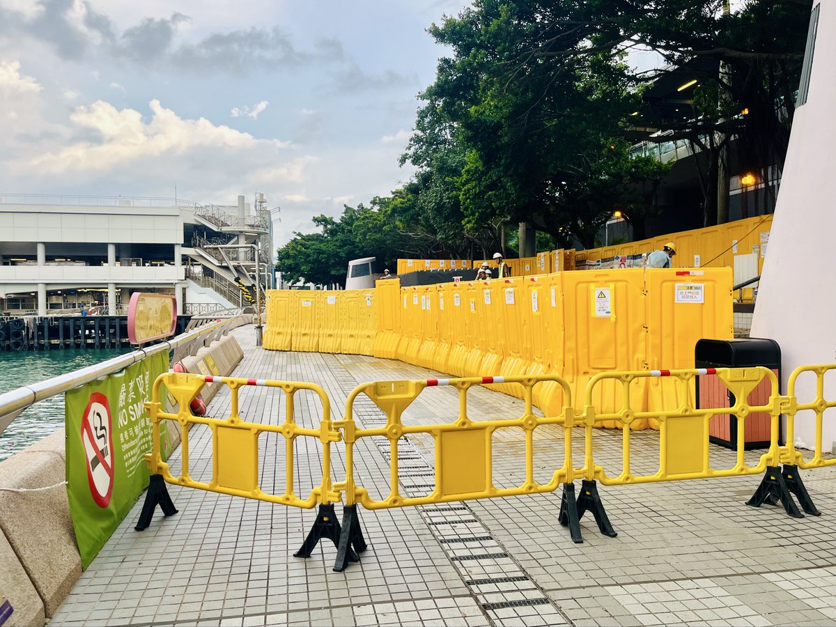 trailnesday's tweet photo. This section on the Central Promenade next to DB Pier, was re-opened for 1st Oct, has been closed off again π #HongKong #Daily10k https://t.co/ldp6WUmzwa