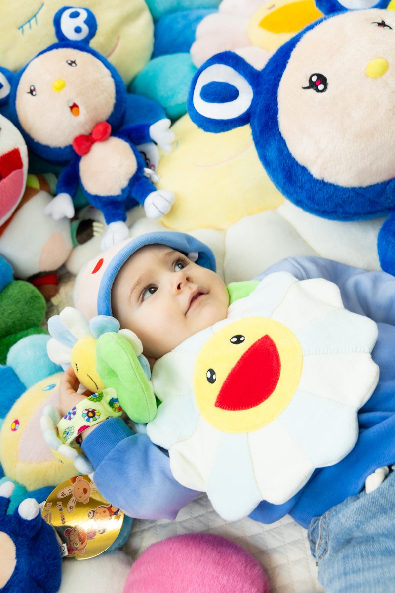 MFTMKKUS's tweet photo. Baby goodies are also available at the Kaikai Kiki Online Store.

The Baby Murakami collection is here to gently accompany those precious little moments in everyday life.

From bibs to hats, the collection features adorable pieces that are sure to brighten your day the moment you put them on.

Looking for a gift to celebrate a new arrival or for someone special? Choose from our ready-to-gift sets, or create your own gift box by mixing and matching your favorite items. Each comes with a message card, so you can add a personal touch to your gift.

International shipping is also available, making it easy to send a Baby Murakami gift to family and friends far away!

Discover the Baby Murakami collection, filled with sweet little pieces that are sure to bring a smile to your face.

——

Kaikai Kiki Online Storeではベビーグッズを販売中です。

毎日の中にある愛おしい瞬間に、そっと寄り添うBaby Murakami。

スタイやハットなど、身につけるだけで気持ちがぱっと明るくなるような、可愛らしいアイテムを取り揃えております。

ご出産のお祝いや大切な方への贈りものには、そのままお渡しいただけるギフトセットのほか、お好きなアイテムを自由に組み合わせられるギフトボックスもご用意しております。
いずれもメッセージカード付きで、想いを添えてお届けいただけます。

また、海外発送にも対応しております。遠く離れたご家族やご友人へのギフトにも！
見ているだけで気持ちがやわらぐようなBaby Murakamiのアイテムを、ぜひご覧ください。

https://t.co/0YZi2txbh7