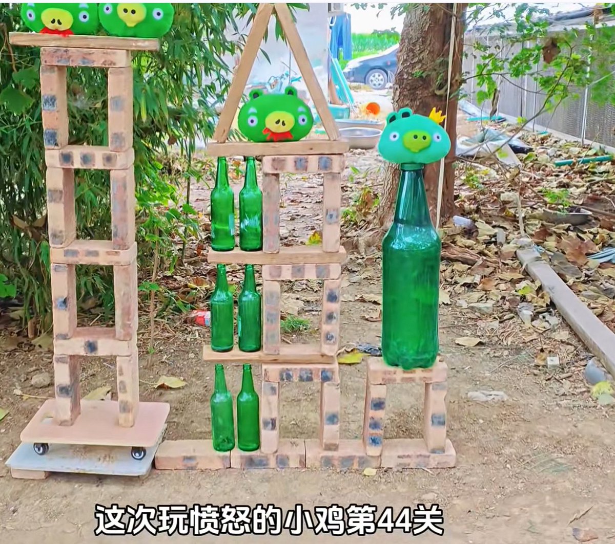 0xNeslieee's tweet photo. 现实版“愤怒的小鸡”
养鸡场的鸡老莫名其妙中毒身亡
于是博主灵机一动
做了一个现实版“愤怒的小鸡”
我的笑点和我的道德在打架
太猎奇了！
https://t.co/2ygsKMTGOU https://t.co/31MwftHgDF