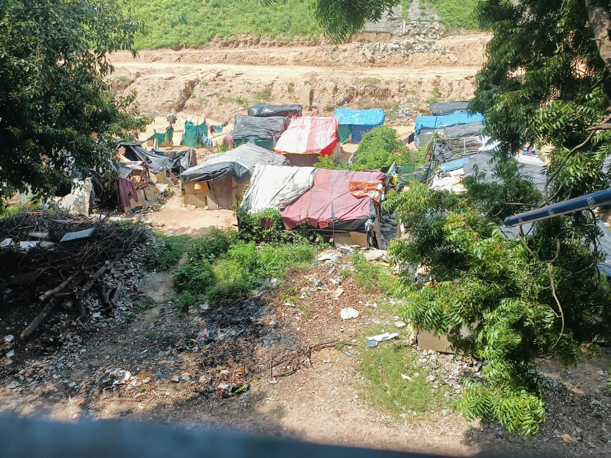 bhagyeshsoni21's tweet photo. @WesternRly @IRCTCofficial @Ahm_wr_police @AshwiniVaishnaw 
@HiteshBarotBJP @AMCAhmedabad @amchealthwz This place is the railway track located near Arjun Ashram, Nirnaynagar, where there is a lot of dirt and due to the lack of regular cleaning, there are a lot of mosquitoes, 1/4 https://t.co/UjDkEOqih3