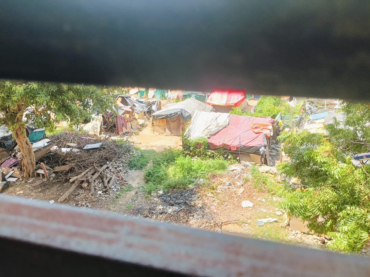 bhagyeshsoni21's tweet photo. @WesternRly @IRCTCofficial @Ahm_wr_police @AshwiniVaishnaw 
@HiteshBarotBJP @AMCAhmedabad @amchealthwz This place is the railway track located near Arjun Ashram, Nirnaynagar, where there is a lot of dirt and due to the lack of regular cleaning, there are a lot of mosquitoes, 1/4 https://t.co/UjDkEOqih3