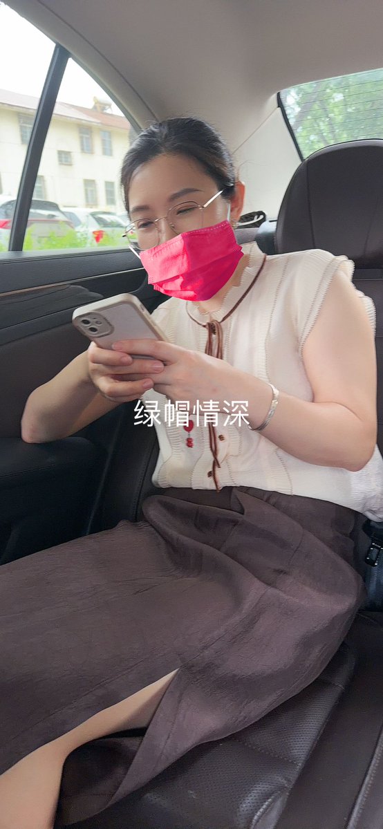 ntr2955's tweet photo. 老婆说这个照片，她都没有看到过，说这个拍的挺好的。我发现确实是啊，不是我拍的，一是我拍照技术不行，二是我手机也不行吧，老婆也不自然。当然，这个是绿主拍的，老婆比较自然，拍的也好。为啥老婆在车里拍的，大家说说了，在绿主的淫威下，他们在车上只是去吃饭，还是会发生什么呢，会到什么程度呢 https://t.co/gBGGw5bZhT