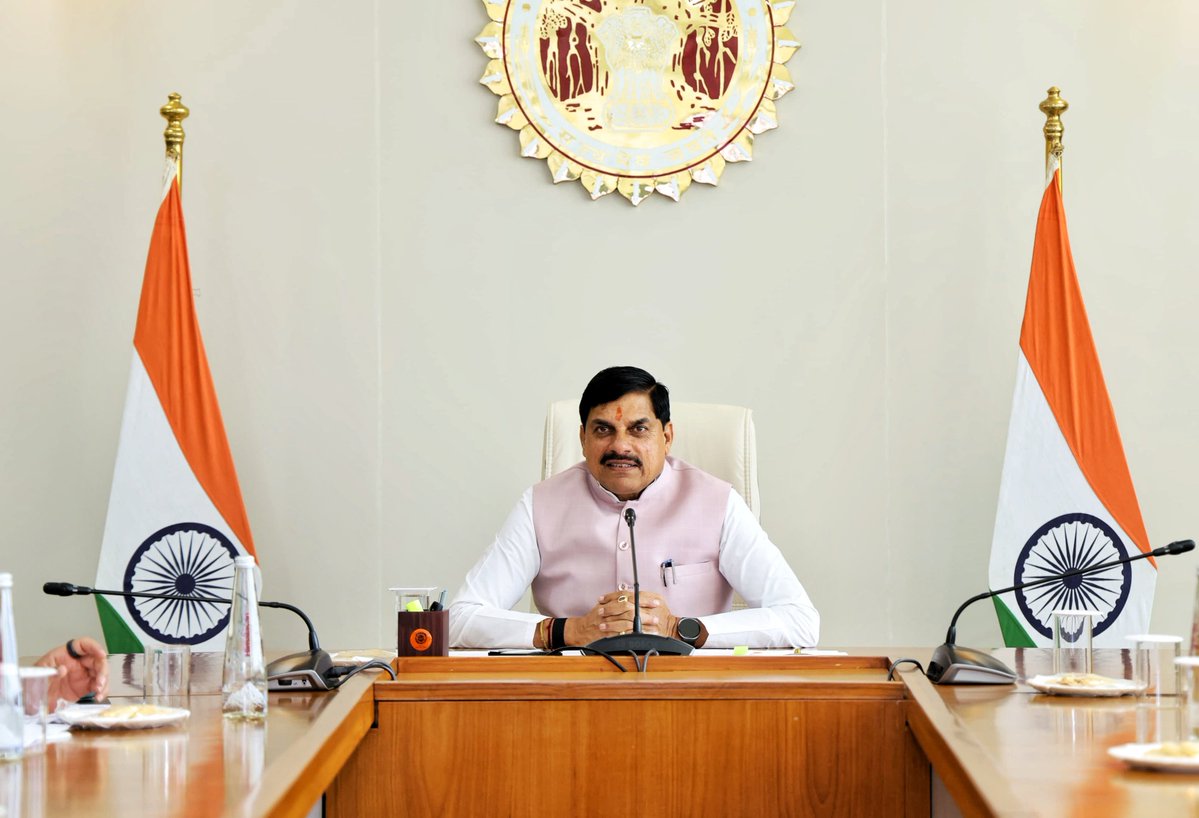 DrMohanYadav51's tweet photo. उज्जैन के शासकीय धन्वंतरि आयुर्वेद चिकित्सा महाविद्यालय में आयोजित दो दिवसीय राष्ट्रीय आयुर्वेदिक सेमिनार एवं Silver Jubilee P.G. Alumni Meet 2026 में आज भोपाल से वर्चुअली जुड़कर विचार साझा किए।

इस अवसर पर देशभर से आए चिकित्सकों, विशेषज्ञों, शोधार्थियों एवं विद्यार्थियों के साथ आयुर्वेद को आधुनिक शोध, वैज्ञानिक प्रमाण और नवाचार से जोड़कर जन-जन तक समग्र स्वास्थ्य एवं स्वस्थ जीवनशैली का लाभ पहुंचाने पर सार्थक विमर्श हुआ।

उज्जैन को आयुर्वेद, योग, वेलनेस, चिकित्सा शिक्षा एवं अनुसंधान के प्रमुख केंद्र के रूप में विकसित करने के लिए हमारी सरकार निरंतर कार्य कर रही है।