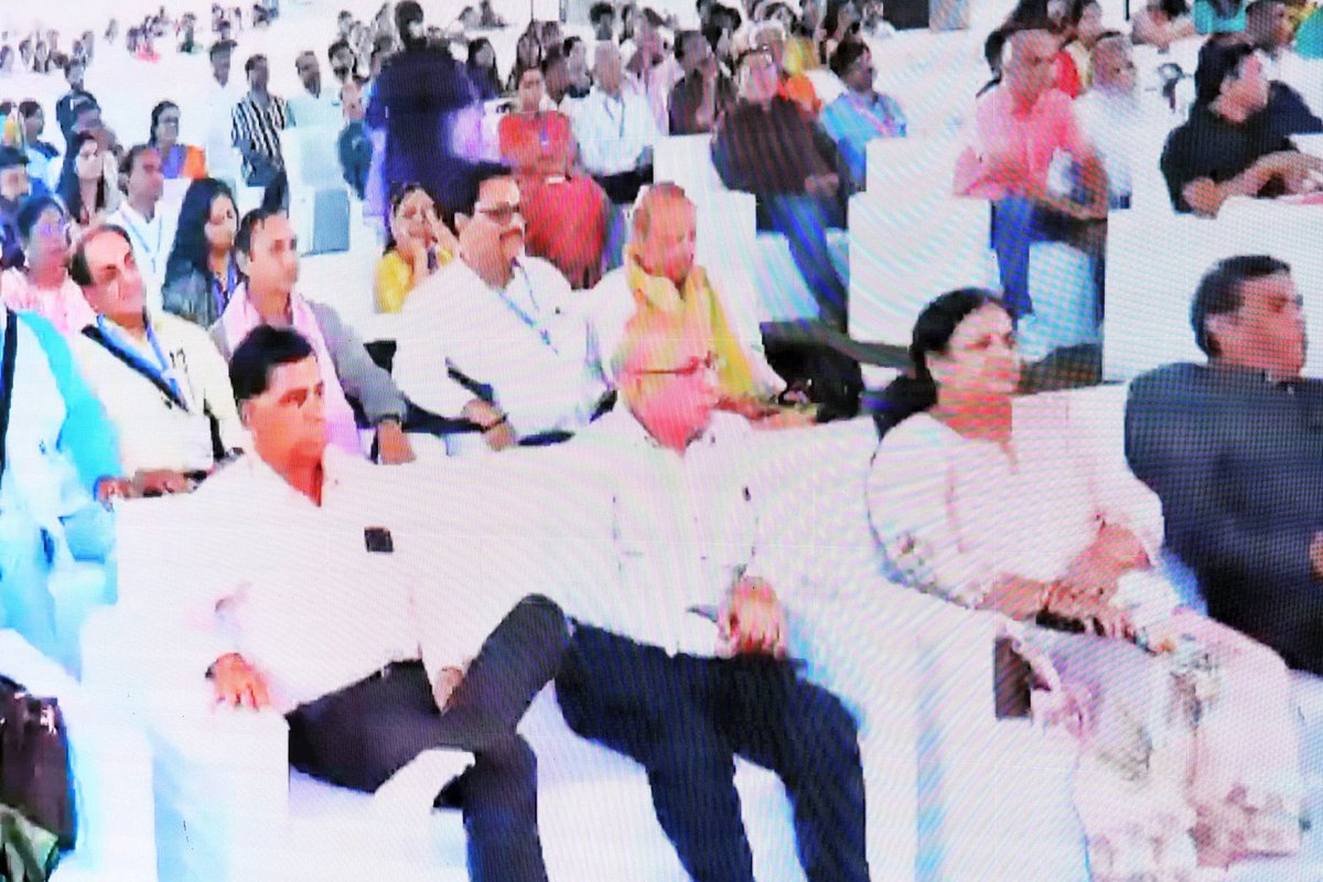 DrMohanYadav51's tweet photo. उज्जैन के शासकीय धन्वंतरि आयुर्वेद चिकित्सा महाविद्यालय में आयोजित दो दिवसीय राष्ट्रीय आयुर्वेदिक सेमिनार एवं Silver Jubilee P.G. Alumni Meet 2026 में आज भोपाल से वर्चुअली जुड़कर विचार साझा किए।

इस अवसर पर देशभर से आए चिकित्सकों, विशेषज्ञों, शोधार्थियों एवं विद्यार्थियों के साथ आयुर्वेद को आधुनिक शोध, वैज्ञानिक प्रमाण और नवाचार से जोड़कर जन-जन तक समग्र स्वास्थ्य एवं स्वस्थ जीवनशैली का लाभ पहुंचाने पर सार्थक विमर्श हुआ।

उज्जैन को आयुर्वेद, योग, वेलनेस, चिकित्सा शिक्षा एवं अनुसंधान के प्रमुख केंद्र के रूप में विकसित करने के लिए हमारी सरकार निरंतर कार्य कर रही है।