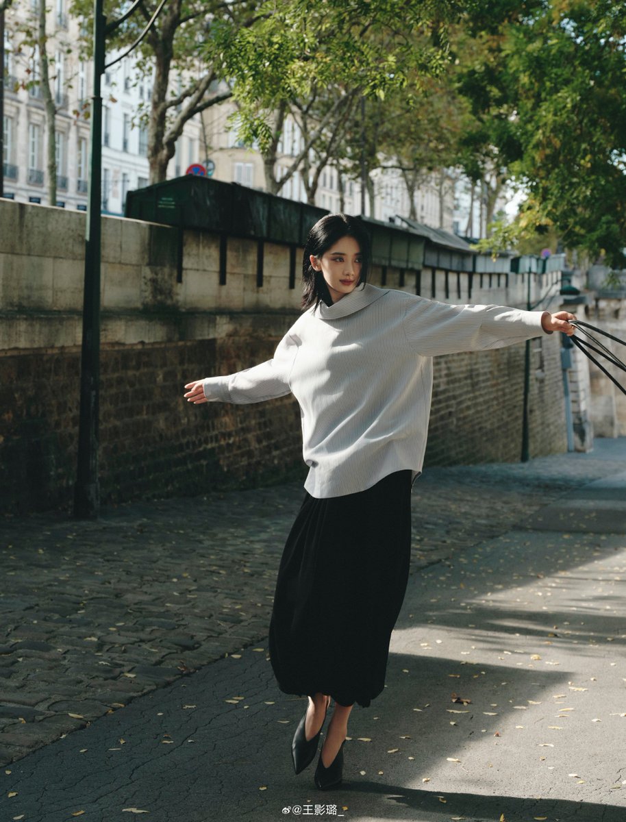 WYL_STYLE's tweet photo. 261002 WYL weibo update 

"A relaxing day, still taming my high heels 👠

#WangYinglu 
#Yinglu
#ICICLESS27
#PFWSS27 https://t.co/B0n65OE5gd