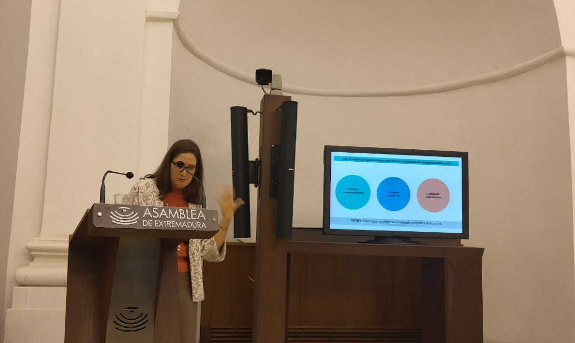 Cienciamento's tweet photo. La mañana ha comenzado con la formación “De la evidencia a la decisión. Comunicación, incertidumbre y diálogo ciencia-política” A cargo de Leonor Sierra
#CienciaenelParlamento #ConExt #AsambleaExtremadura #AsesoramientoCientífico #CienciaYPolítica #dialogocienciaypolitica https://t.co/1DV8AceJZf