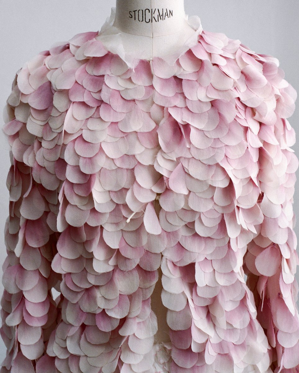 DIORJP's tweet photo. アトリエで花開く、シアージョーゼットの花びら。

https://t.co/nW0CJYgQyz

#DiorSummer27 https://t.co/ayRbCdMmCW