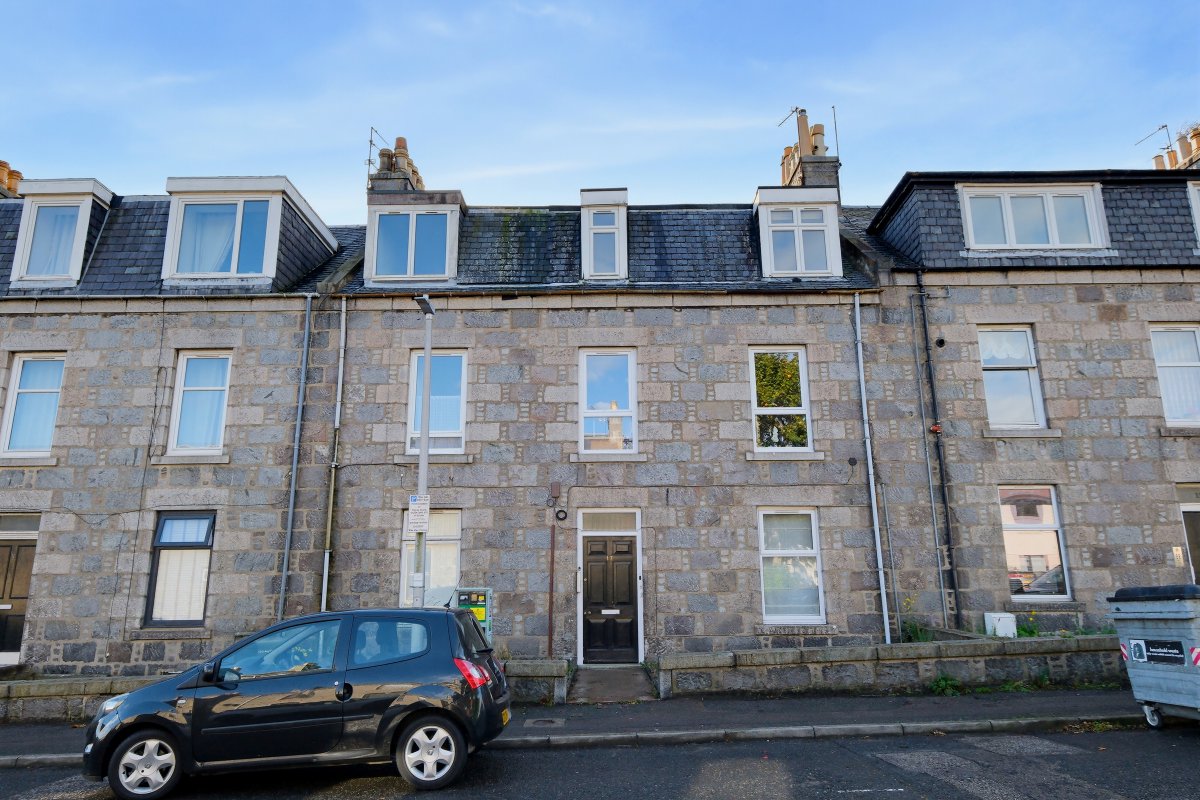 StronResProp's tweet photo. For sale | Set within a quiet, well-established West End residential area, this one bedroom top floor flat would make an ideal first home or investment opportunity.

📍 13 Claremont Place, Aberdeen
📞 01224 626100
🔗 https://t.co/oQeqSlJ49g https://t.co/5fuTVqUrFF