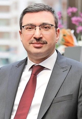 HaberReport's tweet photo. Fatih Altaylı:

"Son olarak da “Bir hissede 1000 kat artış normaldir. Vatandaşın teveccühü nedeniyle de olmuş olabilir” dedi.

Peki size daha trajik bir bilgi versem ne dersiniz!

Tüm bu soygunun, bu yolsuzluğun, bu dolandırıcılığın olduğu dönemde SPK Başkanı olarak rezaletin göbeğinde duran İbrahim Ömer Gönül’ün kamuda önemli bir görevi daha var.

Söyleyeyim de kulaklarınıza, gözlerinize inanamayın.

Bu bey, yani İbrahim Ömer Gönül aynı zamanda Kamu Gözetimi, Muhasebe ve Denetim Standartları Kurumu (KGK) Başkanı. 

Şaka yapmıyorum.

SPK görevini o kadar büyük başarı ile yapmış ki, SPK başkanlığı biter bitmez hemen bu göreve atanmış yani Kamu Gözetimi, Muhasebe ve Denetim Kurumu Başkanı yapılmış.

Ört ki ölem derler ya.

Bu beteri. Örtseniz de örtmeseniz de ölem. "