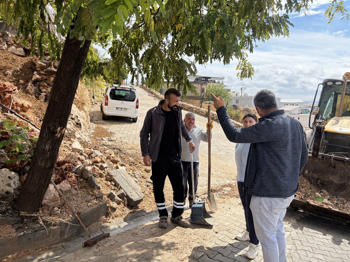 kocakoybel's tweet photo. 💦Tîmên me yên Karûbarên Teknîkî, ji bo pêşîlêgirtina çêbûna golikên avê û lehiyê piştî baranê, kanalên avê yên girtî û tijî bermayî paqij kirin.

Em xebatên xwe yên li qadê didomînin da ku bersivê bidin pêdiviyên taxên xwe û ji bo kêmkirina bandorên neyînî yên baranê dixebitin. https://t.co/owM0p6LJbQ