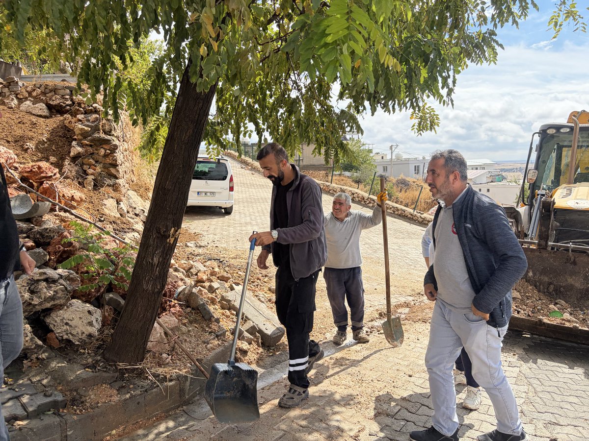 kocakoybel's tweet photo. 💦Tîmên me yên Karûbarên Teknîkî, ji bo pêşîlêgirtina çêbûna golikên avê û lehiyê piştî baranê, kanalên avê yên girtî û tijî bermayî paqij kirin.

Em xebatên xwe yên li qadê didomînin da ku bersivê bidin pêdiviyên taxên xwe û ji bo kêmkirina bandorên neyînî yên baranê dixebitin. https://t.co/owM0p6LJbQ
